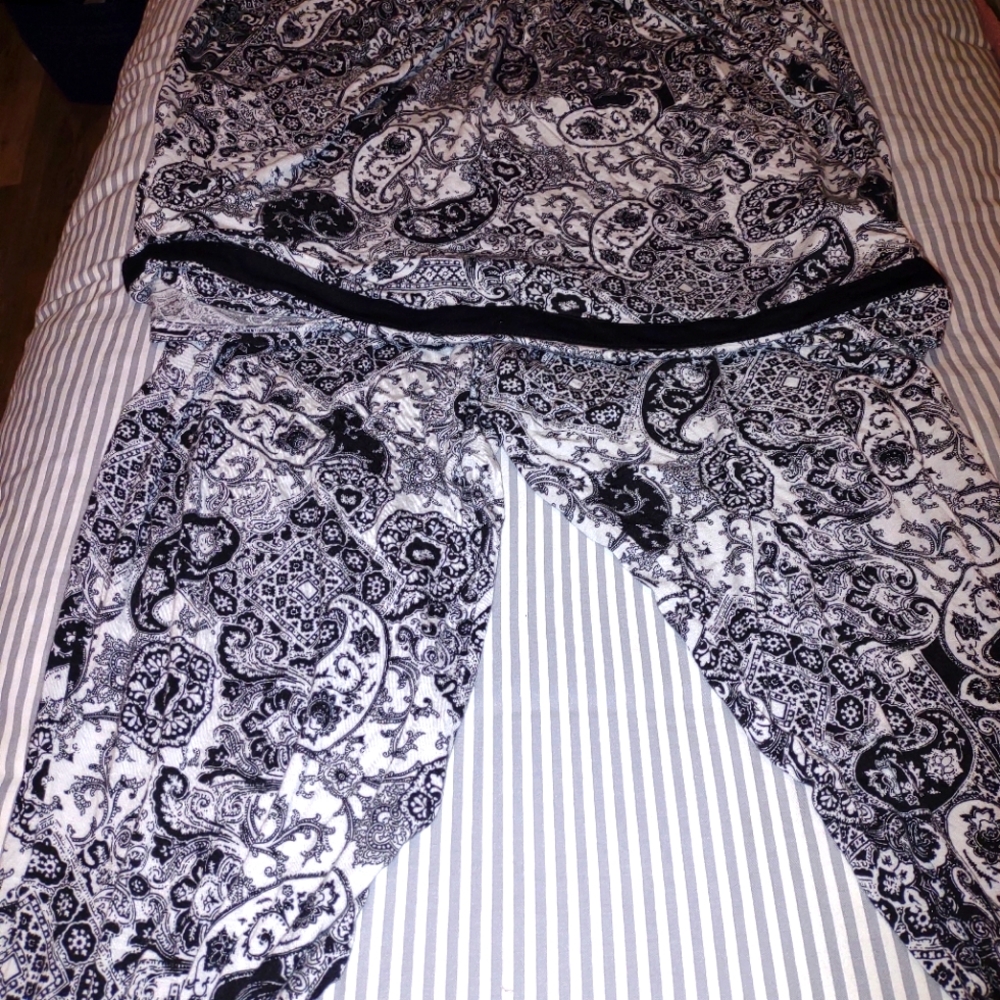 Cute pair of Ellen Tracy yours to Love PJs